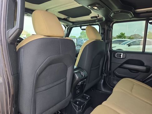 Used 2018 Jeep Wrangler Unlimited Sahara AWD/4WD image 16