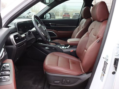 Used 2024 Kia Telluride EX w/ EX Captain's Chair Package image 10