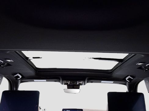 Used 2023 Chevrolet Suburban High Country w/ Advanced Technology Package image 22