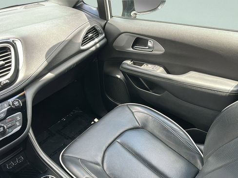 Used 2025 Chrysler Pacifica Limited FWD image 13