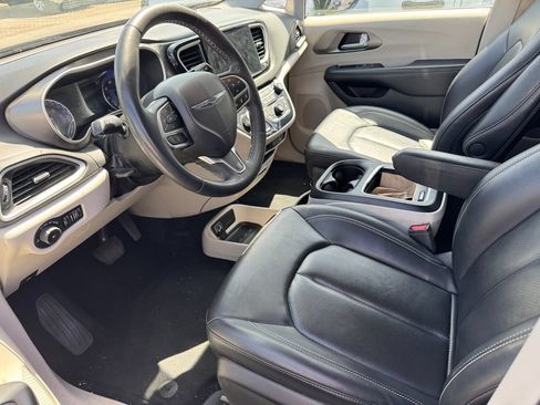 Used 2024 Chrysler Pacifica Touring-L FWD image 21