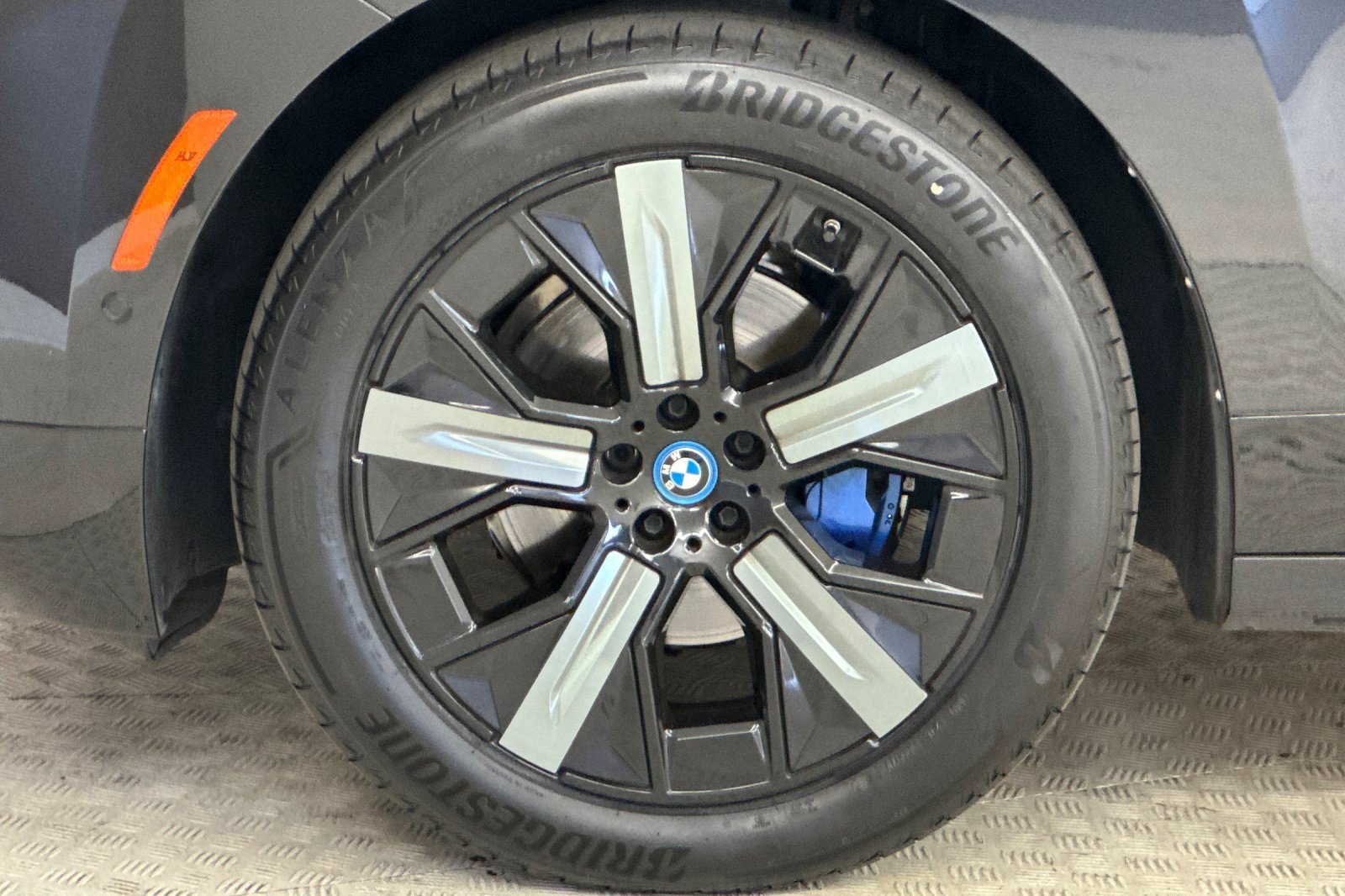 Used 2024 BMW iX xDrive50 w/ Premium Package AWD/4WD image 12