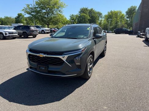 Used 2025 Chevrolet Trax LT w/ Driver Confidence Package FWD image 5