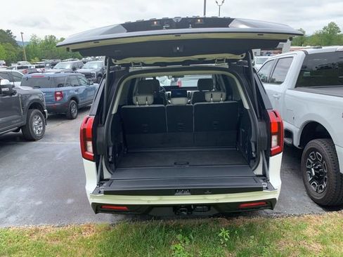 New 2025 Ford Expedition Active RWD image 9
