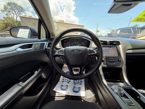 Used 2019 Ford Fusion SE FWD image 8