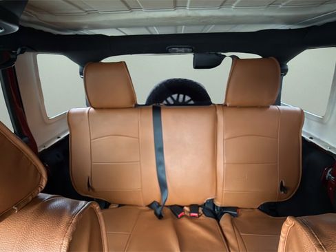 Used 2012 Jeep Wrangler Unlimited Sahara image 11