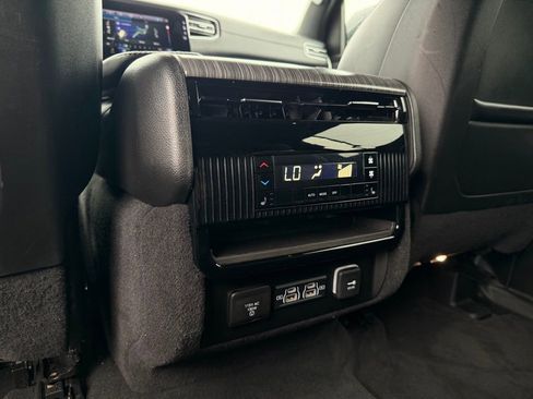 Used 2023 Jeep Wagoneer L Series III w/ Preferred Equipment Group AWD/4WD image 27