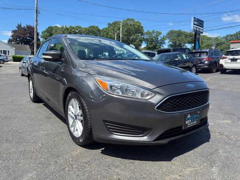Used 2016 Ford Focus SE FWD image 1