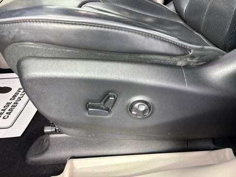 Used 2019 Chrysler Pacifica Limited w/ Tire & Wheel Group FWD image 25
