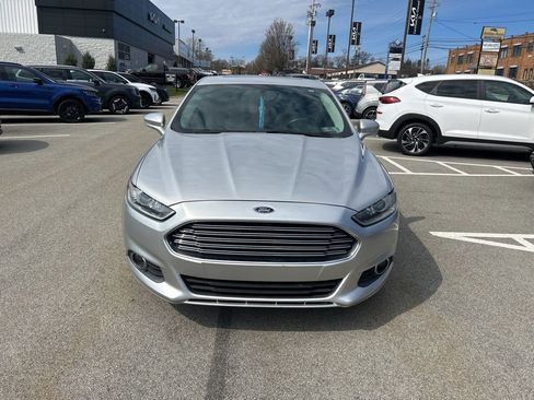 Used 2016 Ford Fusion SE w/ Equipment Group 202A image 2