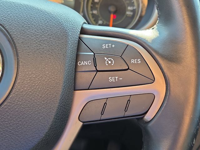 Used 2016 Jeep Cherokee Sport FWD image 23