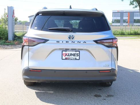 Used 2024 Toyota Sienna XLE image 7