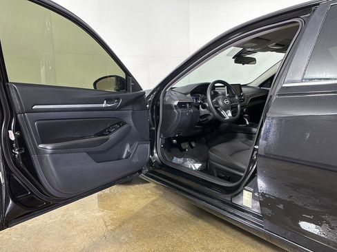 Used 2023 Nissan Altima 2.5 SV FWD image 2