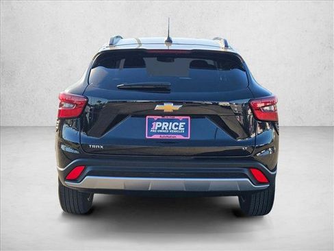 Used 2025 Chevrolet Trax LT w/ LT Convenience Package image 7