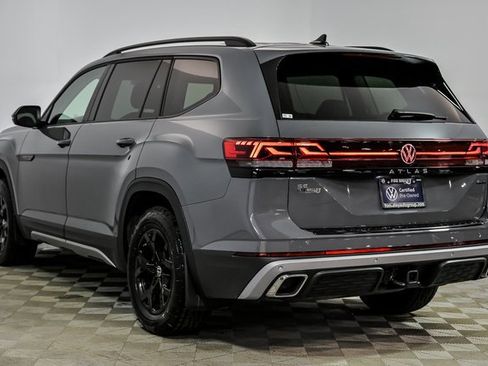 Certified 2025 Volkswagen Atlas Peak Edition SE image 5