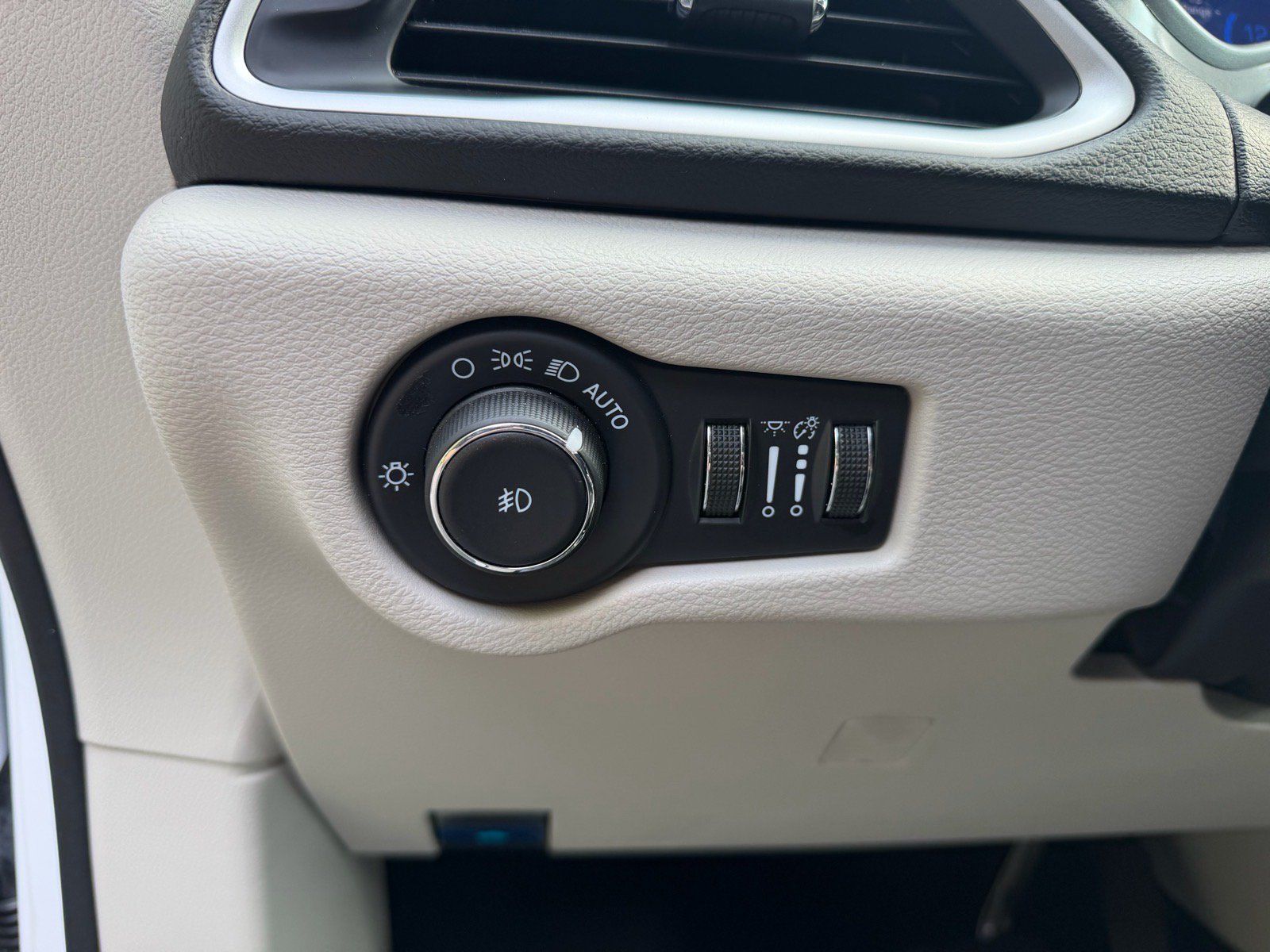 Used 2024 Chrysler Pacifica Touring-L FWD image 23