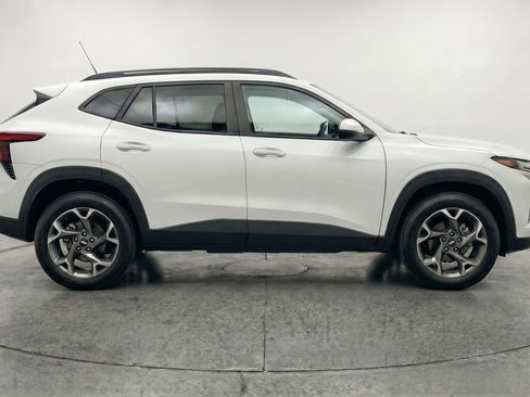 Used 2025 Chevrolet Trax LT FWD image 11