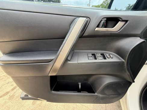 Used 2010 Toyota Highlander SE FWD image 21