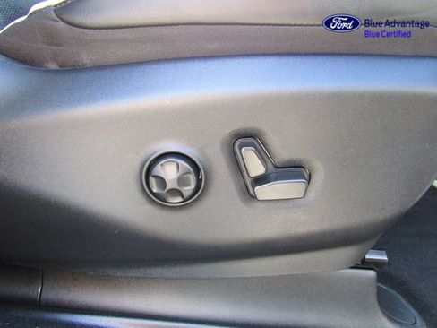 Used 2022 Chrysler Pacifica Limited w/ Uconnect Theater Family Group FWD image 42