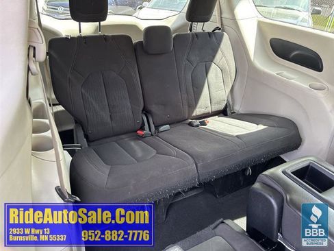 Used 2017 Chrysler Pacifica Touring w/ Tire & Wheel Group FWD image 18