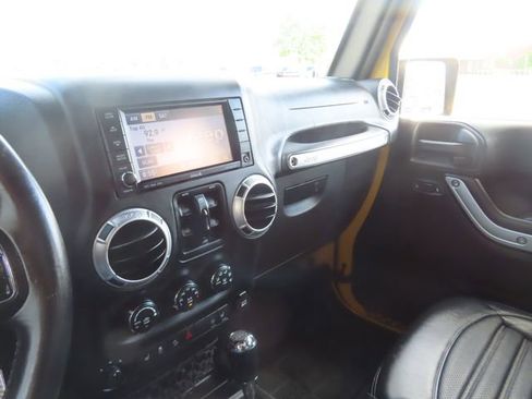Used 2015 Jeep Wrangler Unlimited Rubicon w/ Connectivity Group AWD/4WD image 37