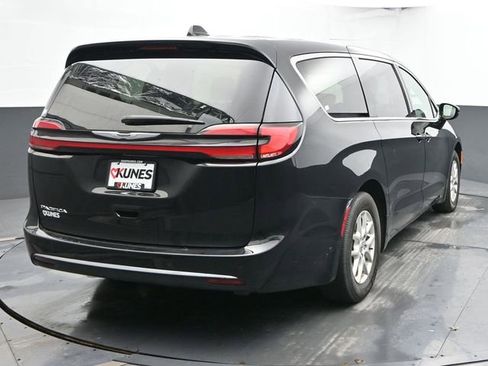 Used 2025 Chrysler Pacifica Select image 9