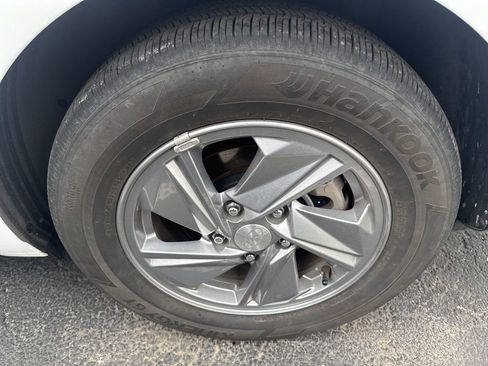 Used 2024 Hyundai Elantra SE image 12