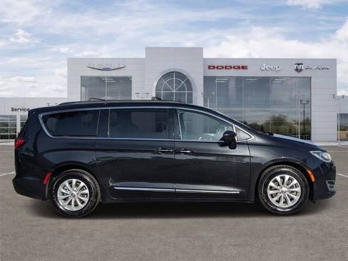 Used 2017 Chrysler Pacifica Touring-L image 2
