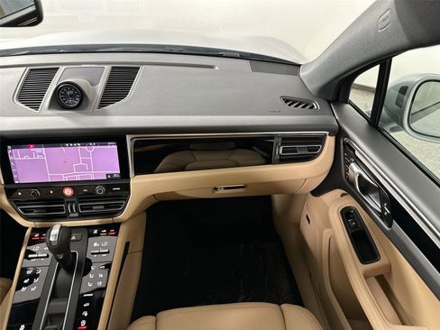 Certified 2025 Porsche Macan Turbo AWD/4WD image 31