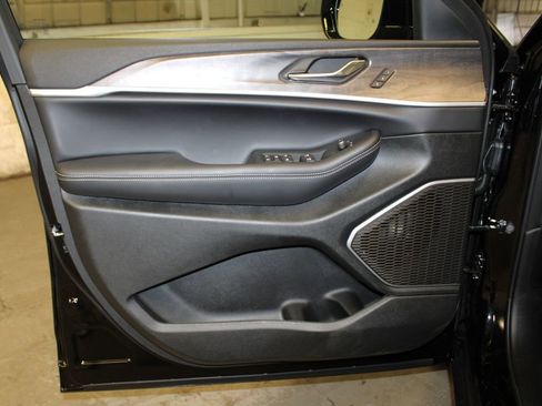 New 2025 Jeep Grand Cherokee Limited w/ Luxury Tech Group II image 28