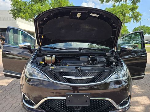 Used 2017 Chrysler Pacifica Limited FWD image 14