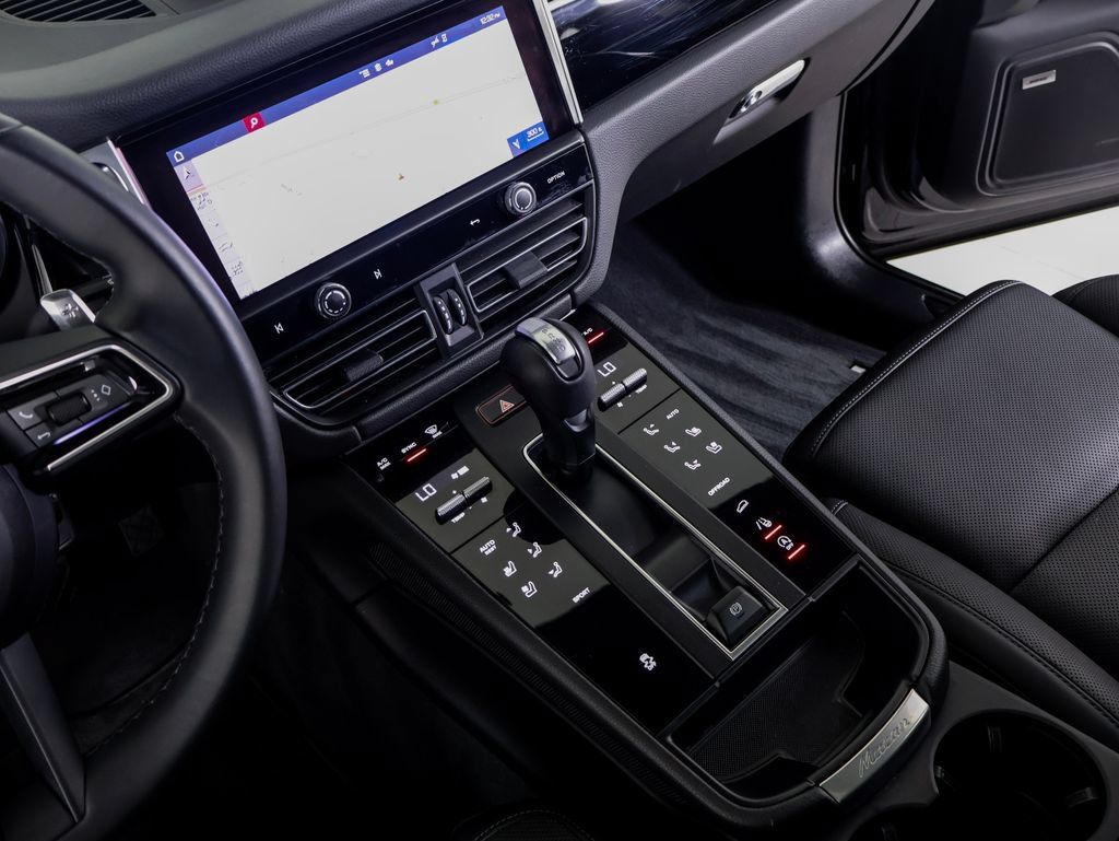 Certified 2024 Porsche Macan AWD/4WD image 18