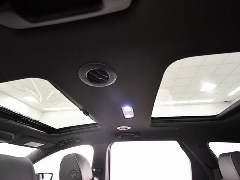 Used 2023 Buick Enclave Avenir image 16