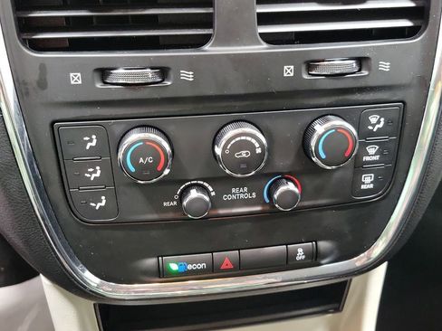 Used 2016 Dodge Grand Caravan SXT image 8