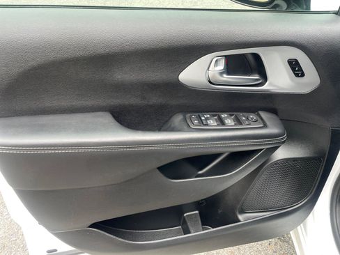 Used 2025 Chrysler Pacifica Limited FWD image 17