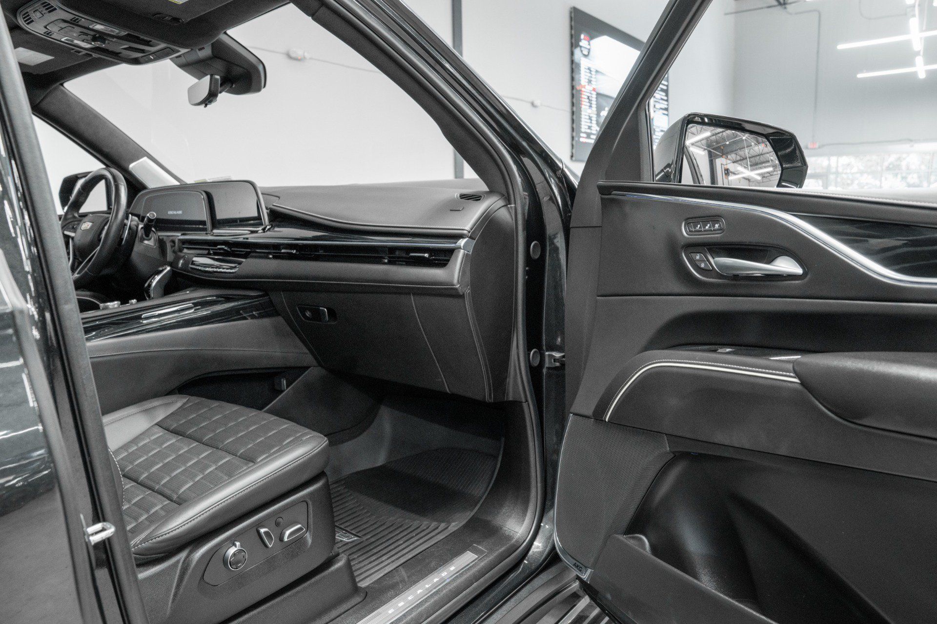 Used 2024 Cadillac Escalade ESV V w/ LPO, Floor Liner Package AWD/4WD image 35