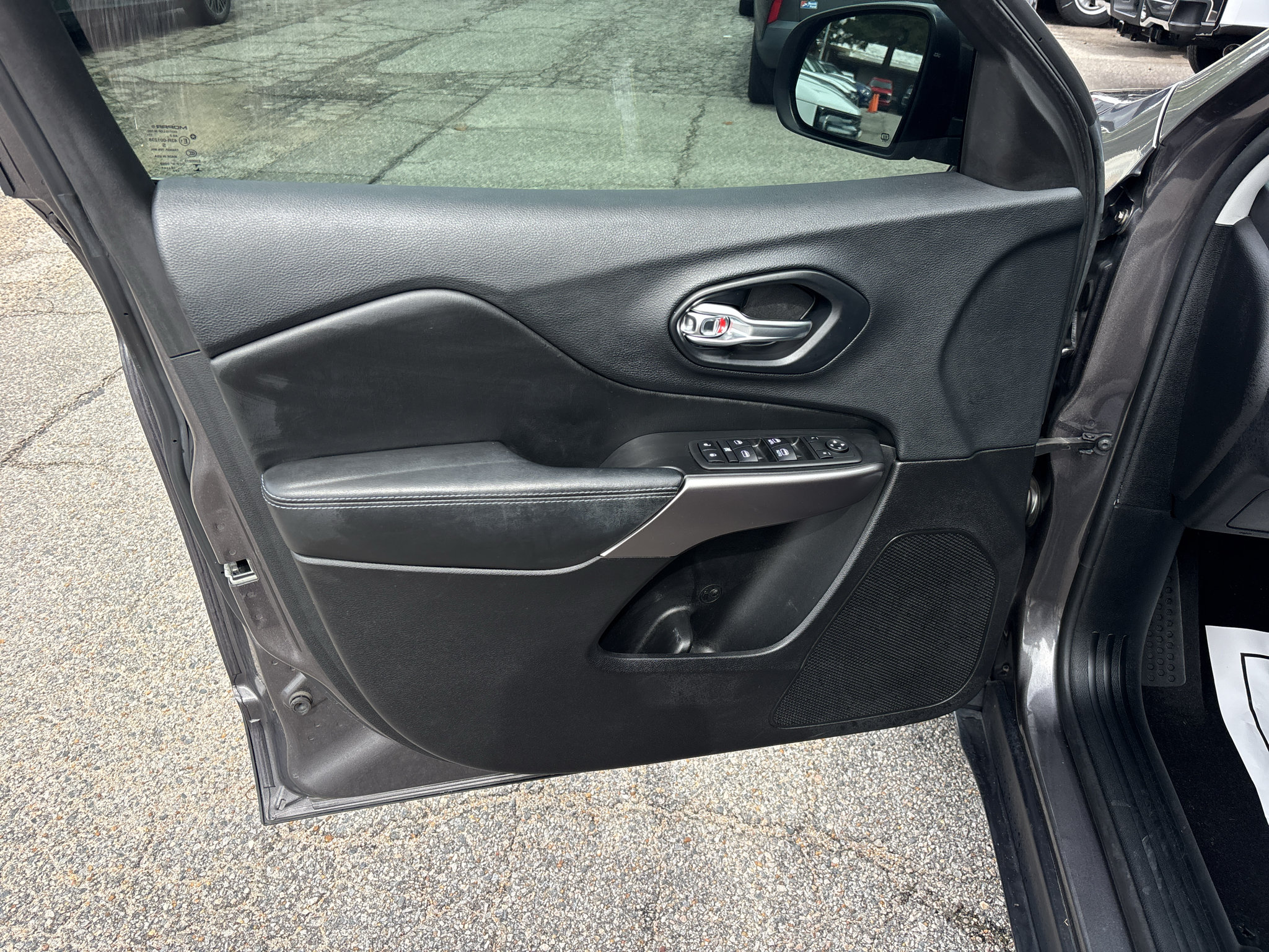 Used 2019 Jeep Cherokee Latitude Plus w/ Comfort/Convenience Group FWD image 12