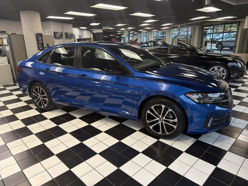 Used 2022 Volkswagen Jetta Sport image 3