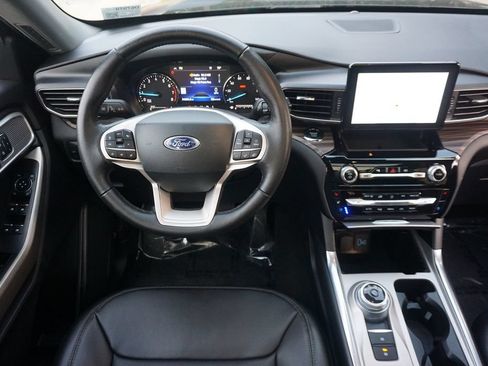 Used 2022 Ford Explorer Limited w/ Equipment Group 301A RWD image 6
