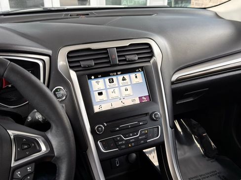 Used 2018 Ford Fusion SE w/ Equipment Group 602A FWD image 36