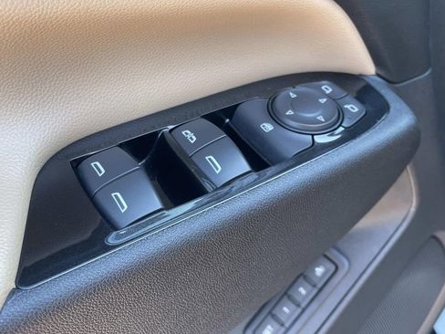 Used 2022 Chevrolet Equinox Premier FWD image 16