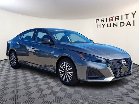 Used 2025 Nissan Altima 2.5 SV image 3
