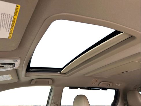 Used 2014 Toyota Sienna XLE w/ XLE Premium Package FWD image 4