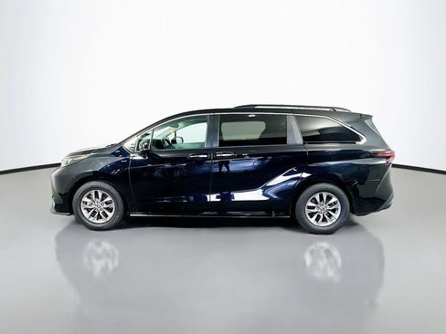 Used 2024 Toyota Sienna XLE FWD image 3