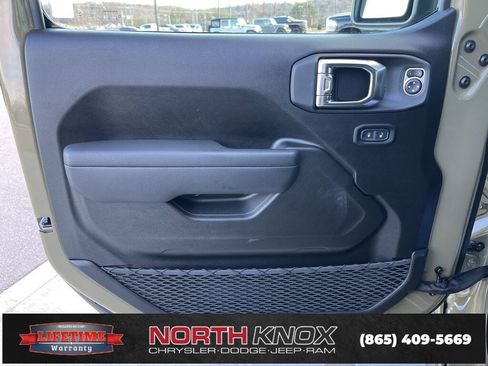 Used 2025 Jeep Gladiator Mojave w/ Convenience Group image 5