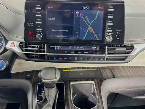 Used 2024 Toyota Sienna Limited image 28