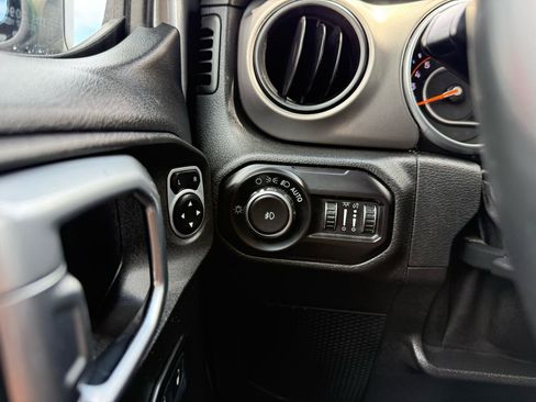 Used 2018 Jeep Wrangler Unlimited Sport S AWD/4WD image 22