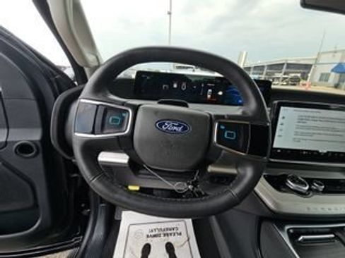 Used 2025 Ford Expedition Active RWD image 6