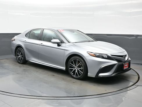 Used 2024 Toyota Camry SE image 8