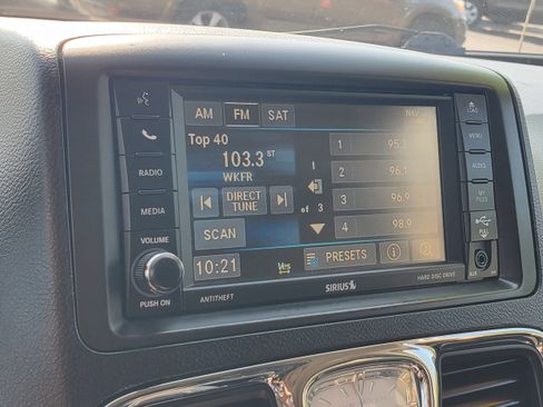 Used 2014 Chrysler Town & Country Touring-L FWD image 20